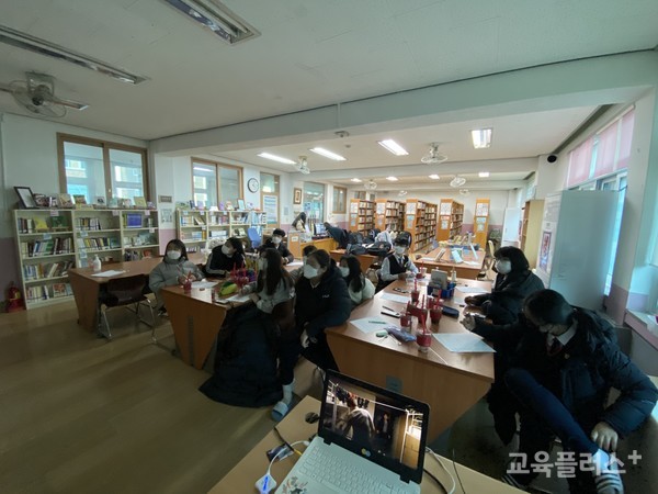환경 관련 유튜브 영상을 감상하는 학생들.(사진=박인혜 사서교사)