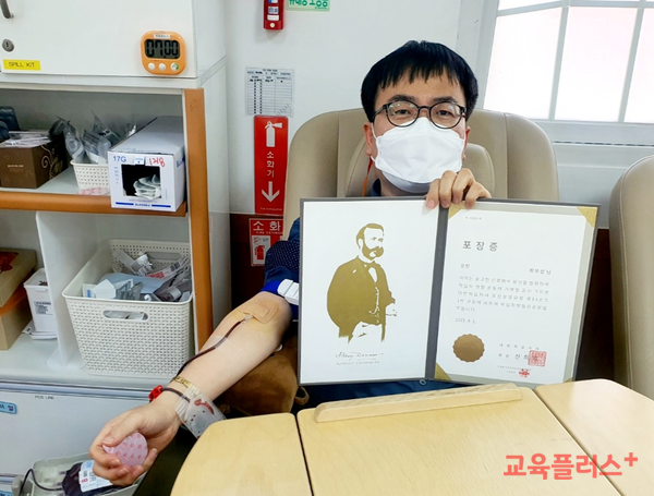 최우성 경기도교육청 수원교육지원청 장학사가 지난 1일 경기 한신대앞 헌혈의집에서 30번째 헌혈을 하고 있다.