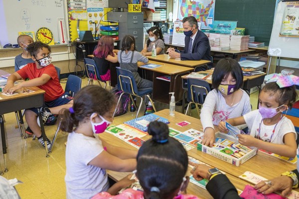 미국 초등학교 학생들이 교실에서 마스크를 착용하고 수업을 하고 있다.(사진=AP통신)