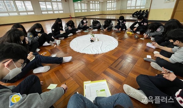 학생들이 동그랗게 둘러앉아 김동식 작가의 밸런스게임을 함께 읽고, 질문 만들기를 하는 모습.(사진=임가희 사서교사)