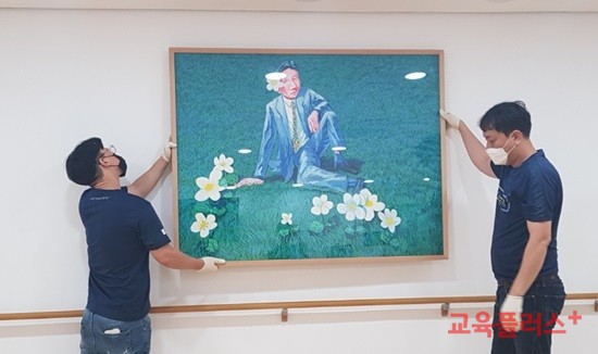 서울서진학교가 국립현대미술관으로부터 미술 작품을 받아 설치하고 있다.(사진=서울서진학교)