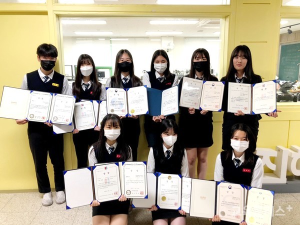 Студенты клуба STEAM, победившие в этом году на Корейской выставке студенческих изобретений и студенческом конкурсе научных изобретений (Фото: учитель Пак Сон Ын)